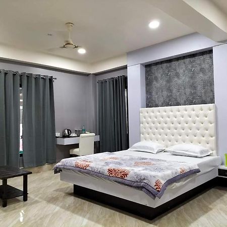 Radiant Club & Resort Imphal Esterno foto