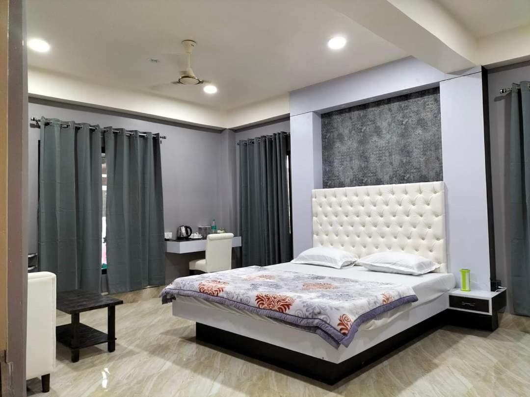 Radiant Club & Resort Imphal Esterno foto